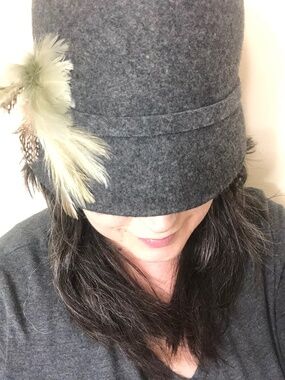 Vintage Wool 1920s style cloche grey hat with feathers Made in Italy